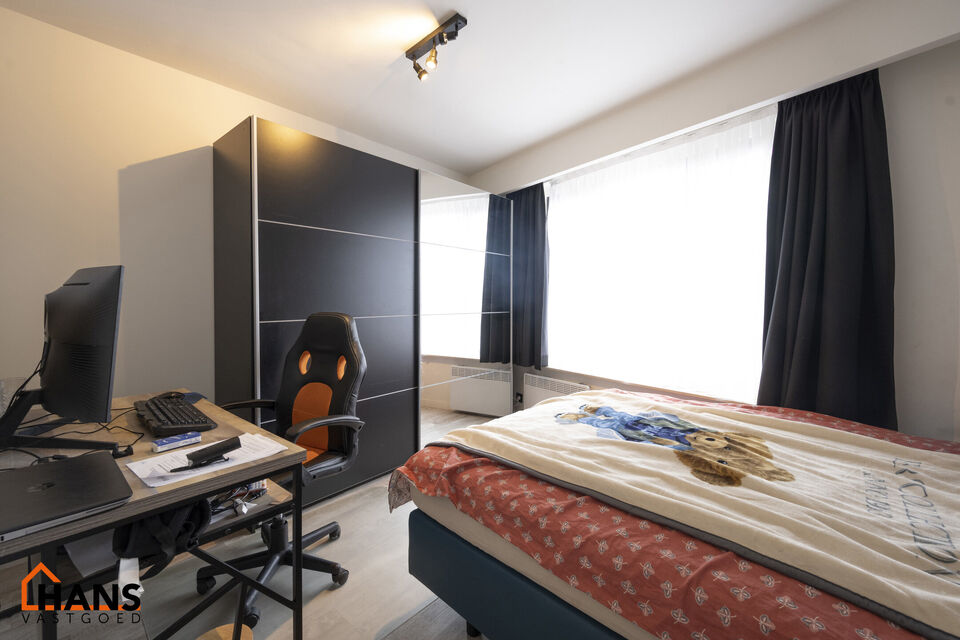 3-slaapkamerappartement met garagebox.
Inkomhal; apart toilet met handenwasser; lichtrijke leefruimte; keuken met kasten, spoelbak, vaatwasser, kookplaat, oven, dampkap, koelkast en ruimte voor wasmachine/droogkast; badkamer met ligbad, douche, dubbele wa