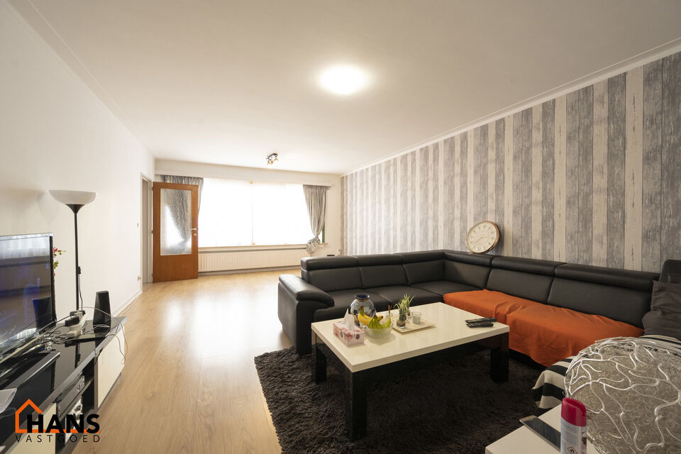 Inkomhal; apart toilet; leefruimte op laminaat; keuken met kasten, spoelbak, kookplaat, dampkap en ruimte voor een eigen vaatwasser en koelkast; badkamer met douche in ligbad; wastafel in meubel en spiegel; 2 slaapkamers waarvan de kleinste toegang verlee