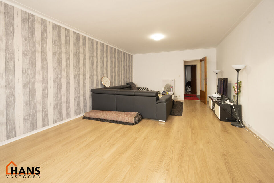 Inkomhal; apart toilet; leefruimte op laminaat; keuken met kasten, spoelbak, kookplaat, dampkap en ruimte voor een eigen vaatwasser en koelkast; badkamer met douche in ligbad; wastafel in meubel en spiegel; 2 slaapkamers waarvan de kleinste toegang verlee