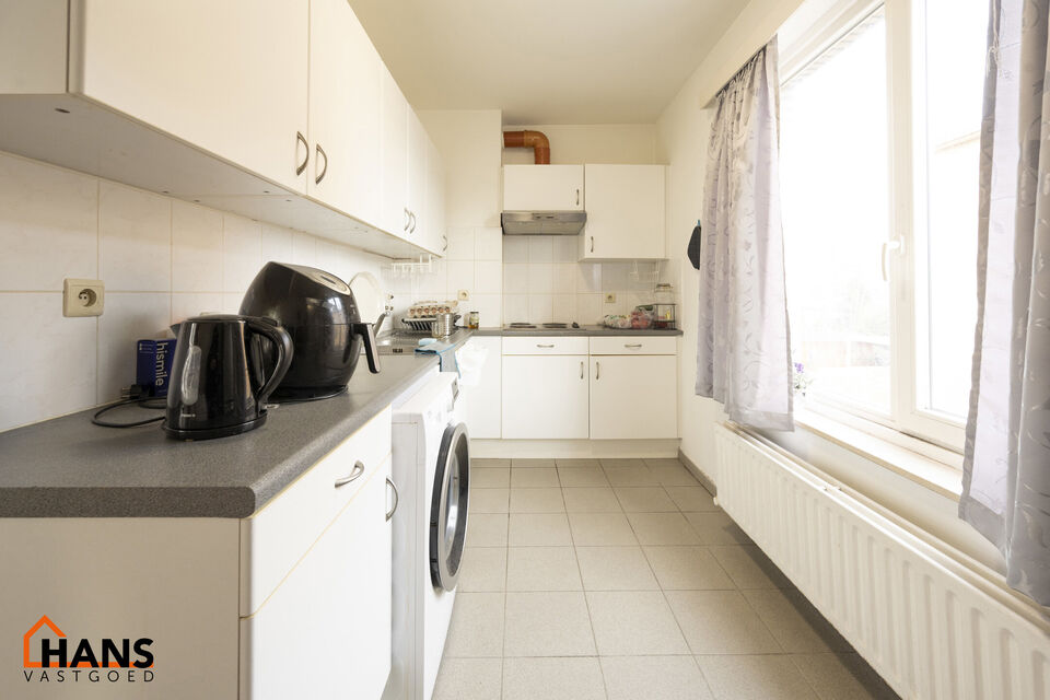 Inkomhal; apart toilet; leefruimte op laminaat; keuken met kasten, spoelbak, kookplaat, dampkap en ruimte voor een eigen vaatwasser en koelkast; badkamer met douche in ligbad; wastafel in meubel en spiegel; 2 slaapkamers waarvan de kleinste toegang verlee