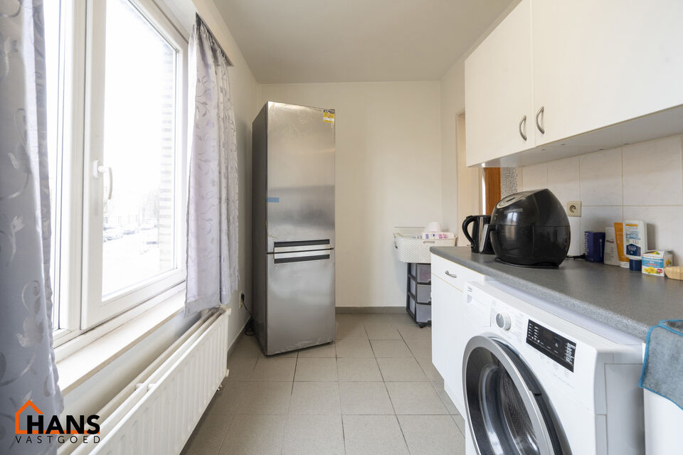 Inkomhal; apart toilet; leefruimte op laminaat; keuken met kasten, spoelbak, kookplaat, dampkap en ruimte voor een eigen vaatwasser en koelkast; badkamer met douche in ligbad; wastafel in meubel en spiegel; 2 slaapkamers waarvan de kleinste toegang verlee