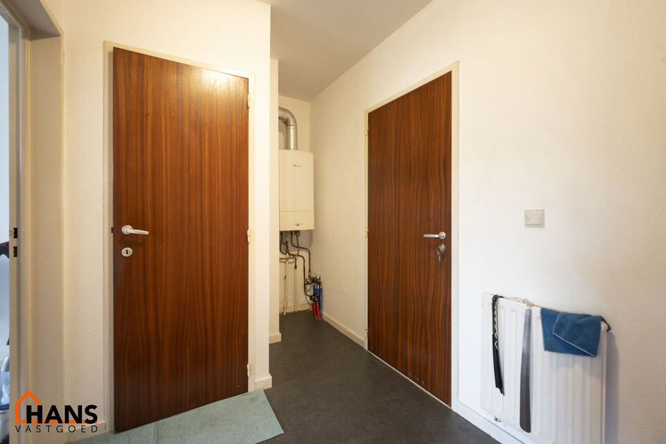 Inkomhal; apart toilet; leefruimte op laminaat; keuken met kasten, spoelbak, kookplaat, dampkap en ruimte voor een eigen vaatwasser en koelkast; badkamer met douche in ligbad; wastafel in meubel en spiegel; 2 slaapkamers waarvan de kleinste toegang verlee