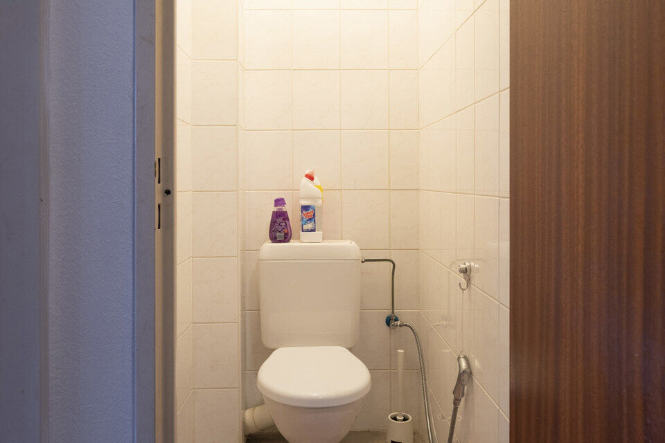 Inkomhal; apart toilet; leefruimte op laminaat; keuken met kasten, spoelbak, kookplaat, dampkap en ruimte voor een eigen vaatwasser en koelkast; badkamer met douche in ligbad; wastafel in meubel en spiegel; 2 slaapkamers waarvan de kleinste toegang verlee