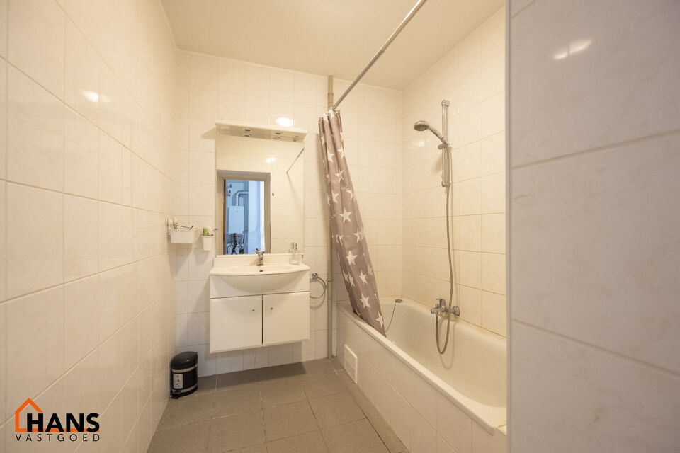 Inkomhal; apart toilet; leefruimte op laminaat; keuken met kasten, spoelbak, kookplaat, dampkap en ruimte voor een eigen vaatwasser en koelkast; badkamer met douche in ligbad; wastafel in meubel en spiegel; 2 slaapkamers waarvan de kleinste toegang verlee