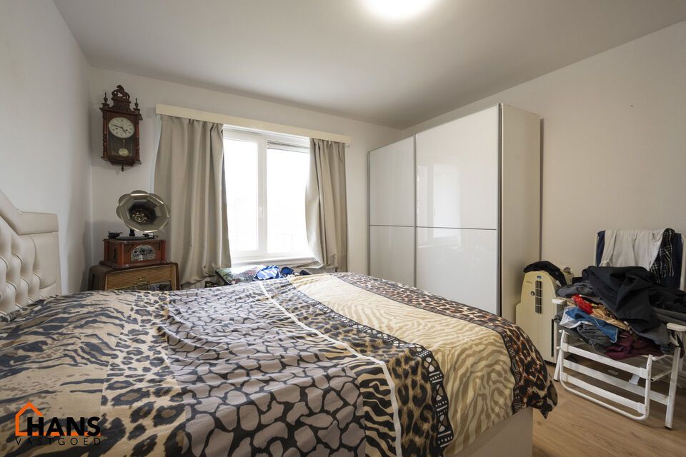 Inkomhal; apart toilet; leefruimte op laminaat; keuken met kasten, spoelbak, kookplaat, dampkap en ruimte voor een eigen vaatwasser en koelkast; badkamer met douche in ligbad; wastafel in meubel en spiegel; 2 slaapkamers waarvan de kleinste toegang verlee