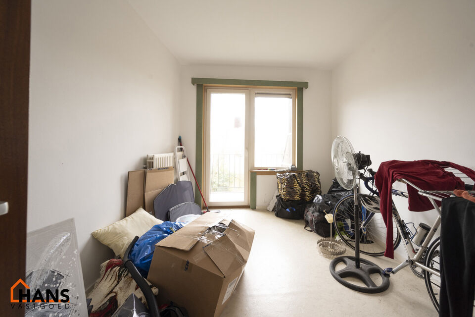 Inkomhal; apart toilet; leefruimte op laminaat; keuken met kasten, spoelbak, kookplaat, dampkap en ruimte voor een eigen vaatwasser en koelkast; badkamer met douche in ligbad; wastafel in meubel en spiegel; 2 slaapkamers waarvan de kleinste toegang verlee