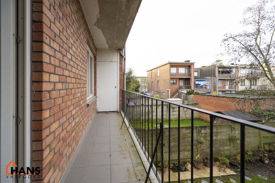Inkomhal; apart toilet; leefruimte op laminaat; keuken met kasten, spoelbak, kookplaat, dampkap en ruimte voor een eigen vaatwasser en koelkast; badkamer met douche in ligbad; wastafel in meubel en spiegel; 2 slaapkamers waarvan de kleinste toegang verlee