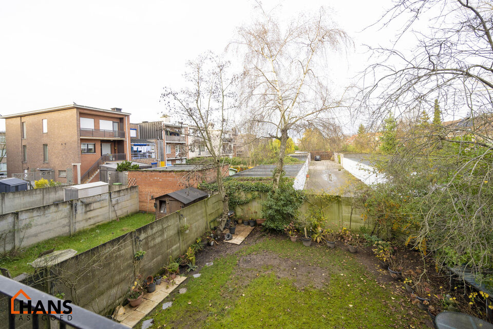 Inkomhal; apart toilet; leefruimte op laminaat; keuken met kasten, spoelbak, kookplaat, dampkap en ruimte voor een eigen vaatwasser en koelkast; badkamer met douche in ligbad; wastafel in meubel en spiegel; 2 slaapkamers waarvan de kleinste toegang verlee