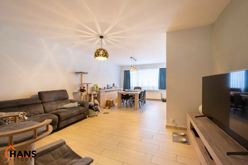 Inkomhal; apart toilet; vestiairekast; leefruimte; keuken met kasten, spoelbak, kookplaat, dampkap, oven en ruimte voor een eigen vaatwasser en koelkast; badkamer met inloopdouche, wastafel in meubel, spiegelkast, handdoekdroger en ruimte voor wasmachine/