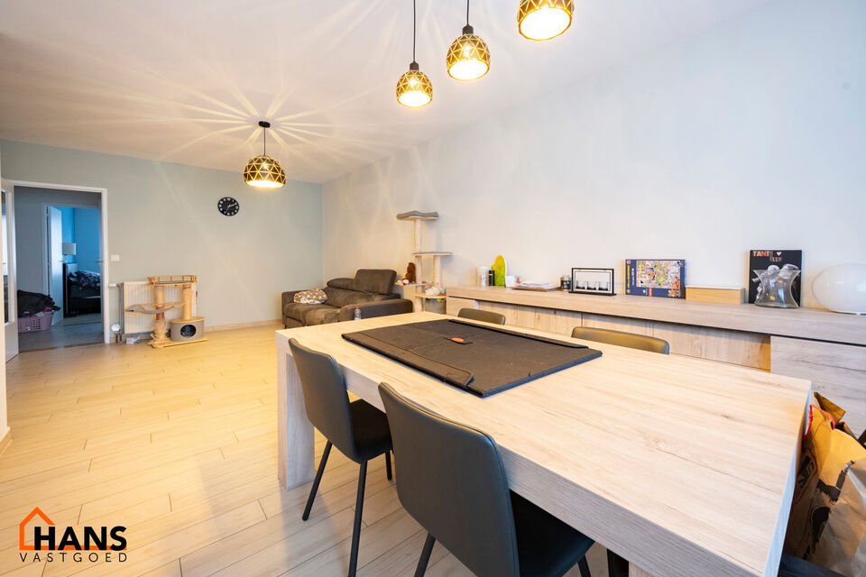 Inkomhal; apart toilet; vestiairekast; leefruimte; keuken met kasten, spoelbak, kookplaat, dampkap, oven en ruimte voor een eigen vaatwasser en koelkast; badkamer met inloopdouche, wastafel in meubel, spiegelkast, handdoekdroger en ruimte voor wasmachine/