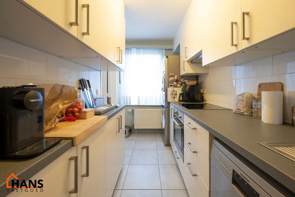 Inkomhal; apart toilet; vestiairekast; leefruimte; keuken met kasten, spoelbak, kookplaat, dampkap, oven en ruimte voor een eigen vaatwasser en koelkast; badkamer met inloopdouche, wastafel in meubel, spiegelkast, handdoekdroger en ruimte voor wasmachine/