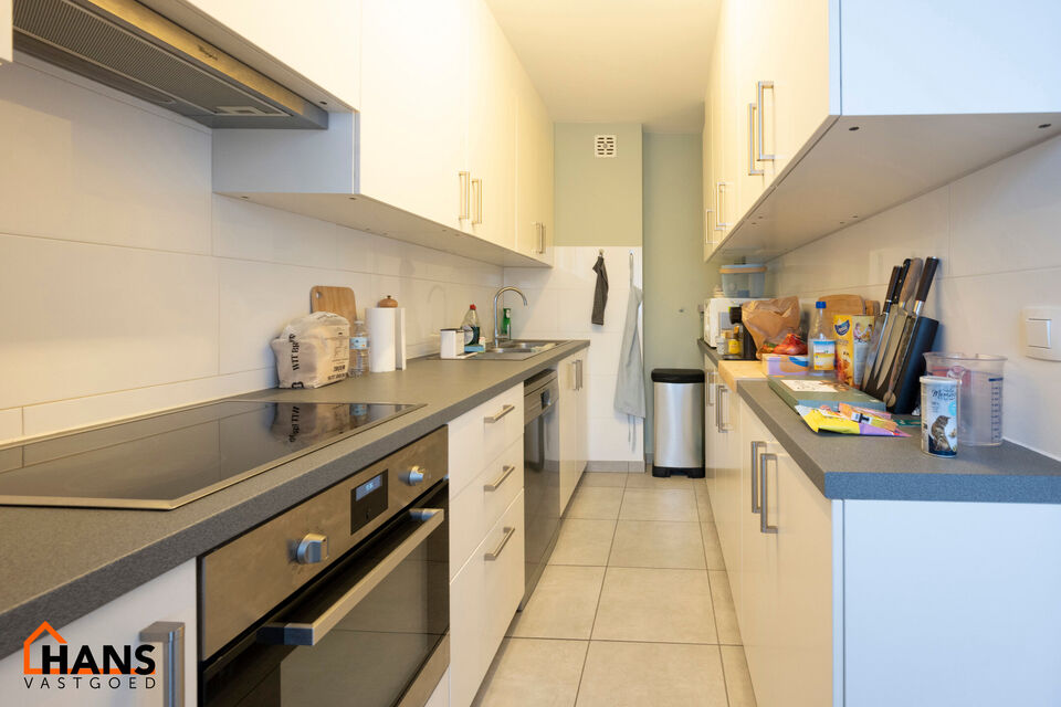 Inkomhal; apart toilet; vestiairekast; leefruimte; keuken met kasten, spoelbak, kookplaat, dampkap, oven en ruimte voor een eigen vaatwasser en koelkast; badkamer met inloopdouche, wastafel in meubel, spiegelkast, handdoekdroger en ruimte voor wasmachine/