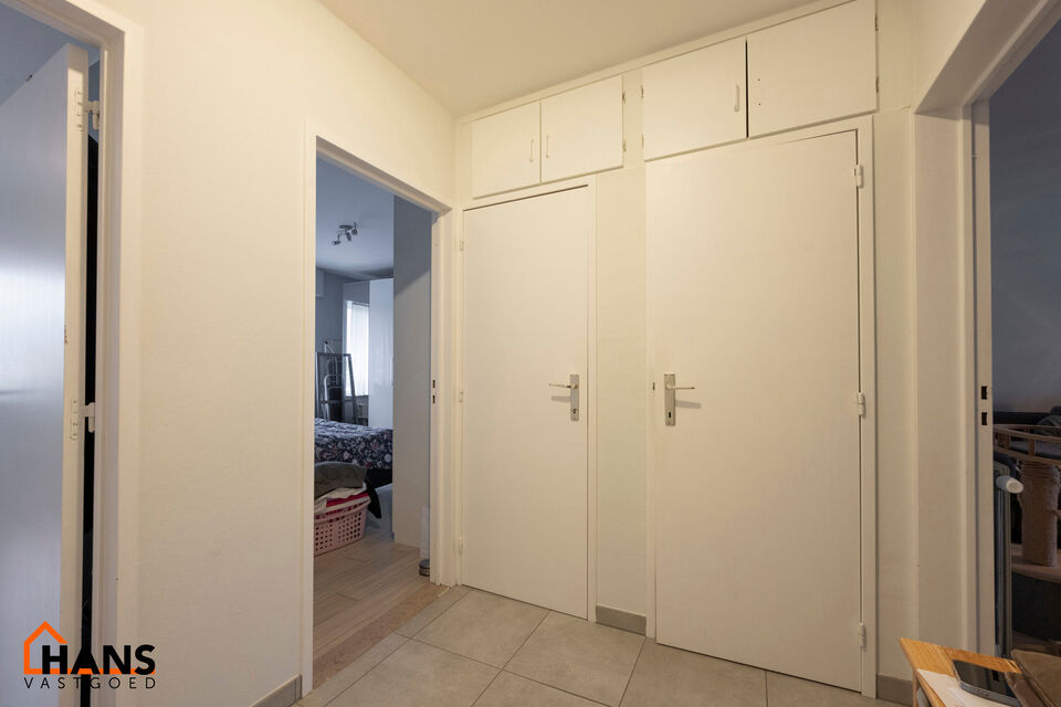 Inkomhal; apart toilet; vestiairekast; leefruimte; keuken met kasten, spoelbak, kookplaat, dampkap, oven en ruimte voor een eigen vaatwasser en koelkast; badkamer met inloopdouche, wastafel in meubel, spiegelkast, handdoekdroger en ruimte voor wasmachine/