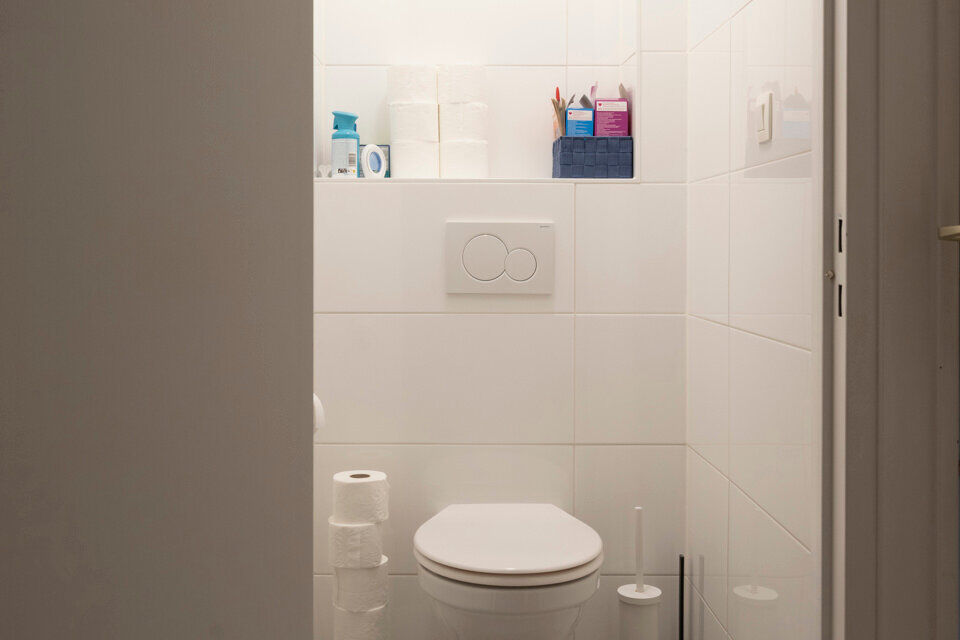 Inkomhal; apart toilet; vestiairekast; leefruimte; keuken met kasten, spoelbak, kookplaat, dampkap, oven en ruimte voor een eigen vaatwasser en koelkast; badkamer met inloopdouche, wastafel in meubel, spiegelkast, handdoekdroger en ruimte voor wasmachine/