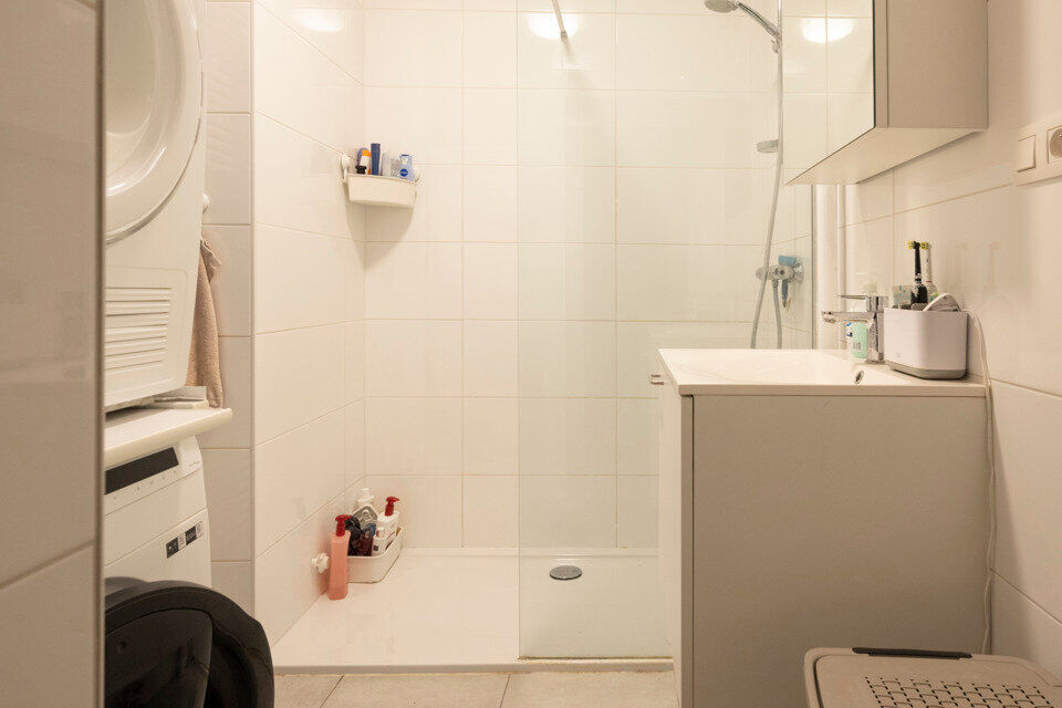 Inkomhal; apart toilet; vestiairekast; leefruimte; keuken met kasten, spoelbak, kookplaat, dampkap, oven en ruimte voor een eigen vaatwasser en koelkast; badkamer met inloopdouche, wastafel in meubel, spiegelkast, handdoekdroger en ruimte voor wasmachine/