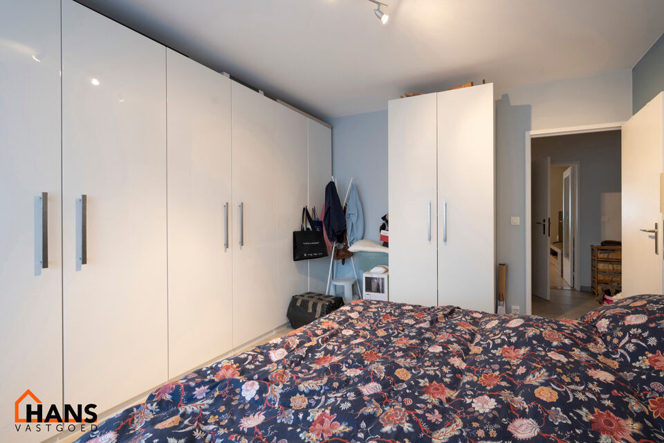 Inkomhal; apart toilet; vestiairekast; leefruimte; keuken met kasten, spoelbak, kookplaat, dampkap, oven en ruimte voor een eigen vaatwasser en koelkast; badkamer met inloopdouche, wastafel in meubel, spiegelkast, handdoekdroger en ruimte voor wasmachine/