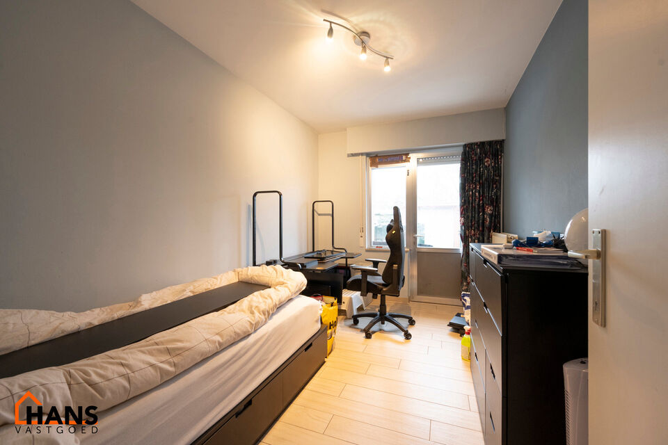 Inkomhal; apart toilet; vestiairekast; leefruimte; keuken met kasten, spoelbak, kookplaat, dampkap, oven en ruimte voor een eigen vaatwasser en koelkast; badkamer met inloopdouche, wastafel in meubel, spiegelkast, handdoekdroger en ruimte voor wasmachine/