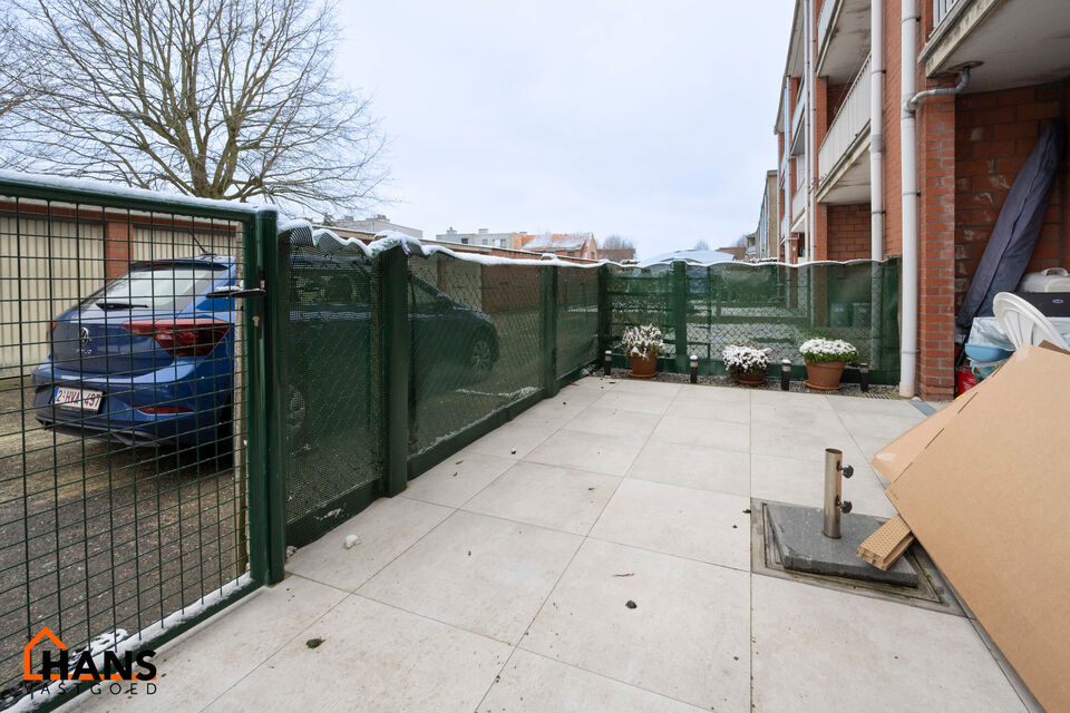 Inkomhal; apart toilet; vestiairekast; leefruimte; keuken met kasten, spoelbak, kookplaat, dampkap, oven en ruimte voor een eigen vaatwasser en koelkast; badkamer met inloopdouche, wastafel in meubel, spiegelkast, handdoekdroger en ruimte voor wasmachine/