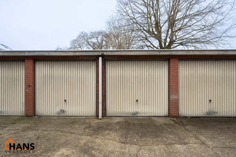 Inkomhal; apart toilet; vestiairekast; leefruimte; keuken met kasten, spoelbak, kookplaat, dampkap, oven en ruimte voor een eigen vaatwasser en koelkast; badkamer met inloopdouche, wastafel in meubel, spiegelkast, handdoekdroger en ruimte voor wasmachine/