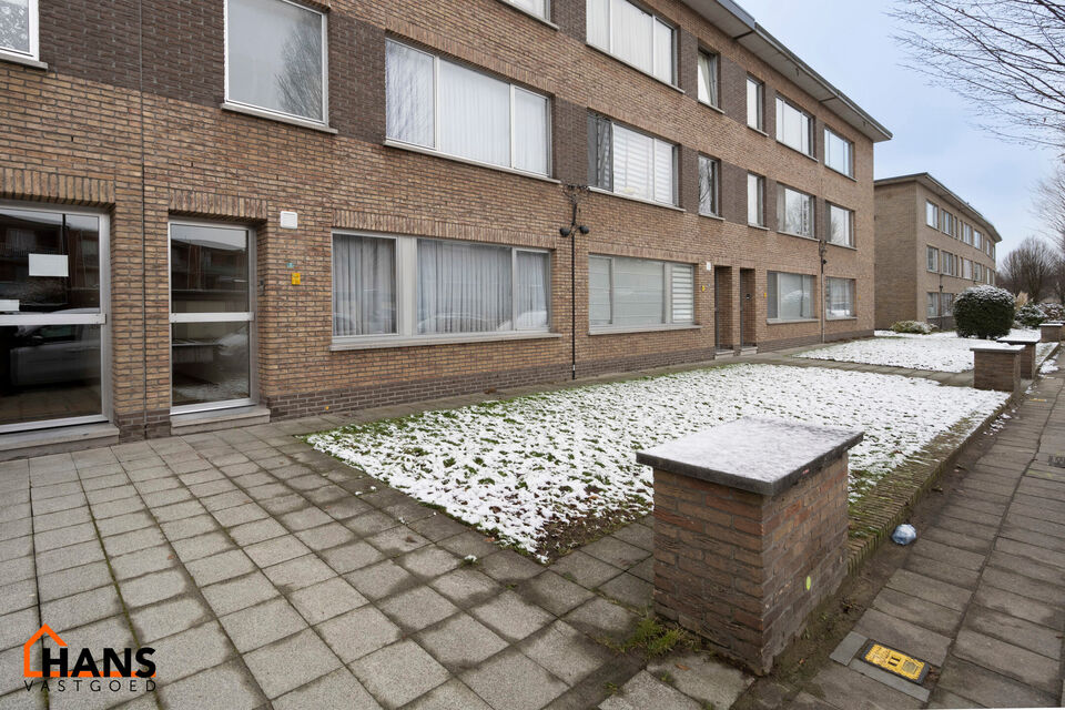 Inkomhal; apart toilet; vestiairekast; leefruimte; keuken met kasten, spoelbak, kookplaat, dampkap, oven en ruimte voor een eigen vaatwasser en koelkast; badkamer met inloopdouche, wastafel in meubel, spiegelkast, handdoekdroger en ruimte voor wasmachine/