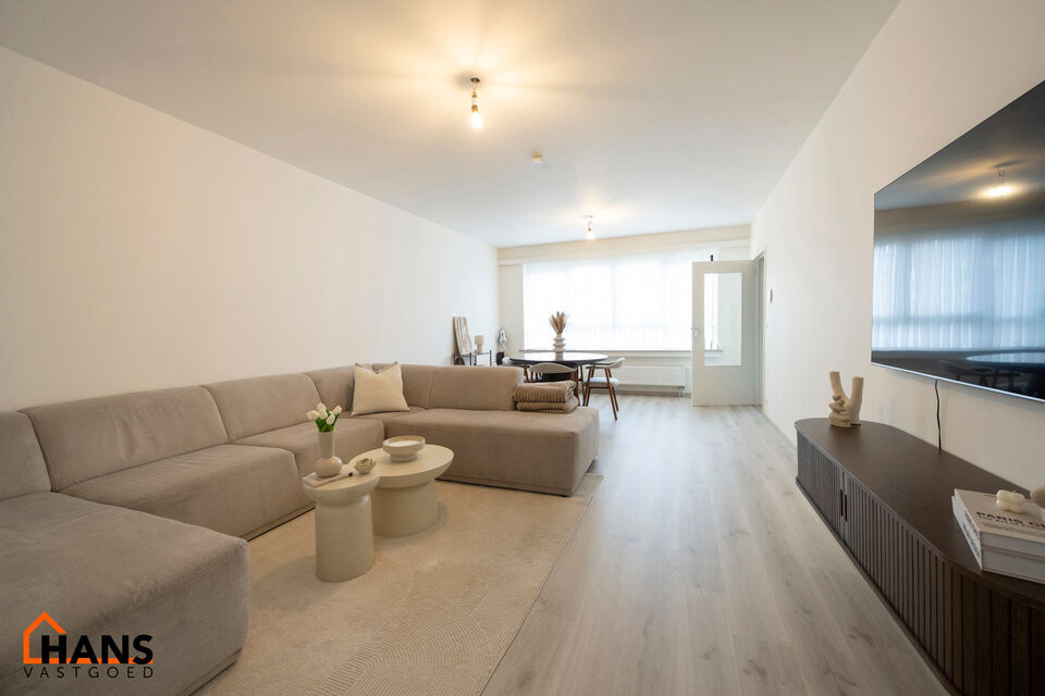 Inkomhal; apart toilet; leefruimte; keuken met kasten, kookplaat, dampkap, oven, spoelbak en ruimte voor een eigen koelkast en vaatwasser; badkamer met inloopdouche, lavabo in meubel, spiegelkast en handdoekdroger; 2 slaapkamers waarvan de kleine toegang 