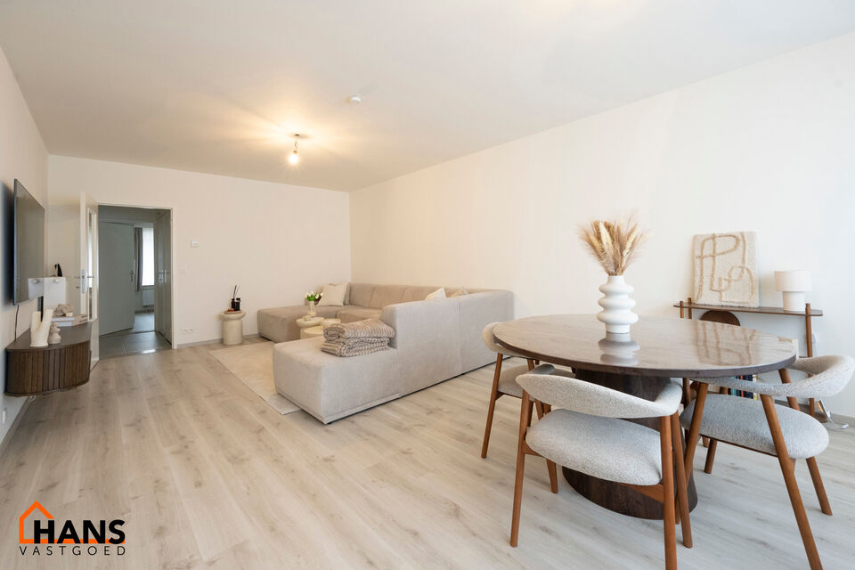 Inkomhal; apart toilet; leefruimte; keuken met kasten, kookplaat, dampkap, oven, spoelbak en ruimte voor een eigen koelkast en vaatwasser; badkamer met inloopdouche, lavabo in meubel, spiegelkast en handdoekdroger; 2 slaapkamers waarvan de kleine toegang 