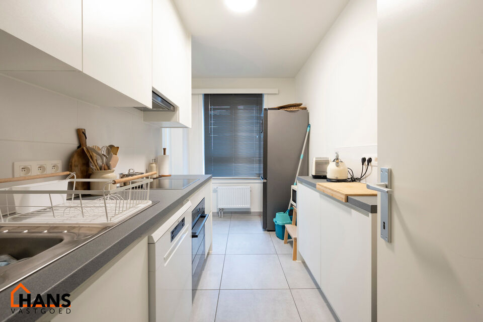 Inkomhal; apart toilet; leefruimte; keuken met kasten, kookplaat, dampkap, oven, spoelbak en ruimte voor een eigen koelkast en vaatwasser; badkamer met inloopdouche, lavabo in meubel, spiegelkast en handdoekdroger; 2 slaapkamers waarvan de kleine toegang 