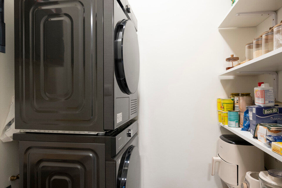 Inkomhal; apart toilet; leefruimte; keuken met kasten, kookplaat, dampkap, oven, spoelbak en ruimte voor een eigen koelkast en vaatwasser; badkamer met inloopdouche, lavabo in meubel, spiegelkast en handdoekdroger; 2 slaapkamers waarvan de kleine toegang 