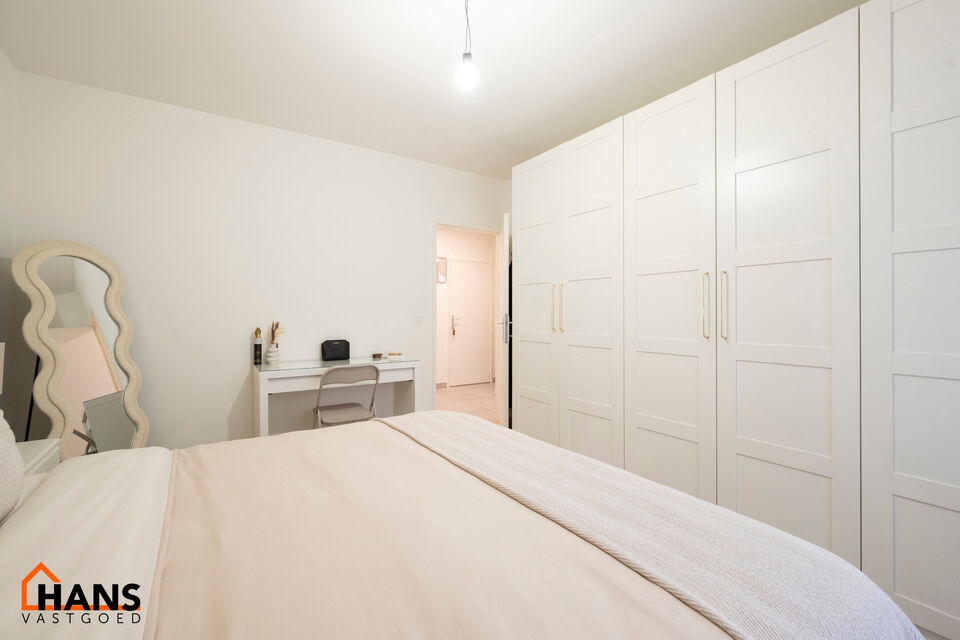 Inkomhal; apart toilet; leefruimte; keuken met kasten, kookplaat, dampkap, oven, spoelbak en ruimte voor een eigen koelkast en vaatwasser; badkamer met inloopdouche, lavabo in meubel, spiegelkast en handdoekdroger; 2 slaapkamers waarvan de kleine toegang 