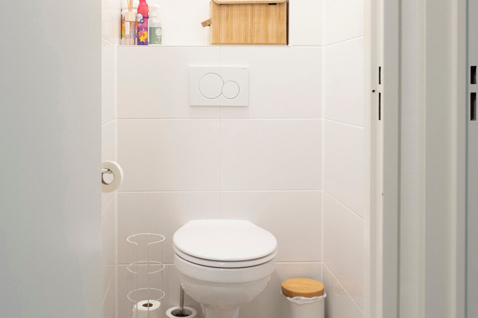 Inkomhal; apart toilet; leefruimte; keuken met kasten, kookplaat, dampkap, oven, spoelbak en ruimte voor een eigen koelkast en vaatwasser; badkamer met inloopdouche, lavabo in meubel, spiegelkast en handdoekdroger; 2 slaapkamers waarvan de kleine toegang 