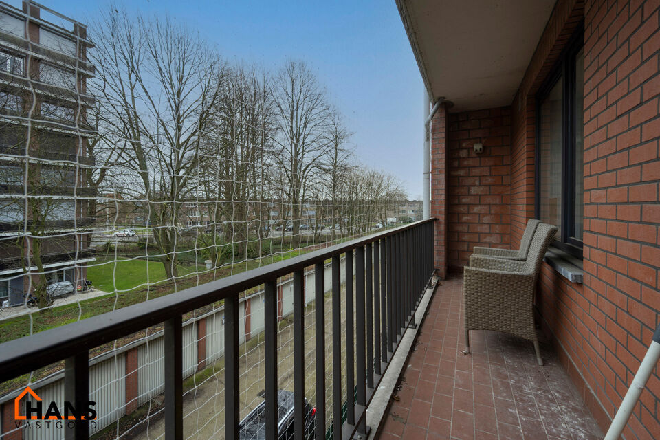 Inkomhal; apart toilet; leefruimte; keuken met kasten, kookplaat, dampkap, oven, spoelbak en ruimte voor een eigen koelkast en vaatwasser; badkamer met inloopdouche, lavabo in meubel, spiegelkast en handdoekdroger; 2 slaapkamers waarvan de kleine toegang 