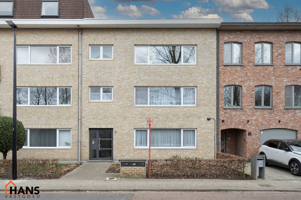 Inkomhal; apart toilet met handenwasser; leefruimte; keuken met kasten, kookplaat, dampkap, oven en ruimte voor een eigen koelkast en vaatwasser; badkamer met inloopdouche, toilet, wastafel in meubel, spiegelkast, handdoekdroger en ruimte voor wasmachine;