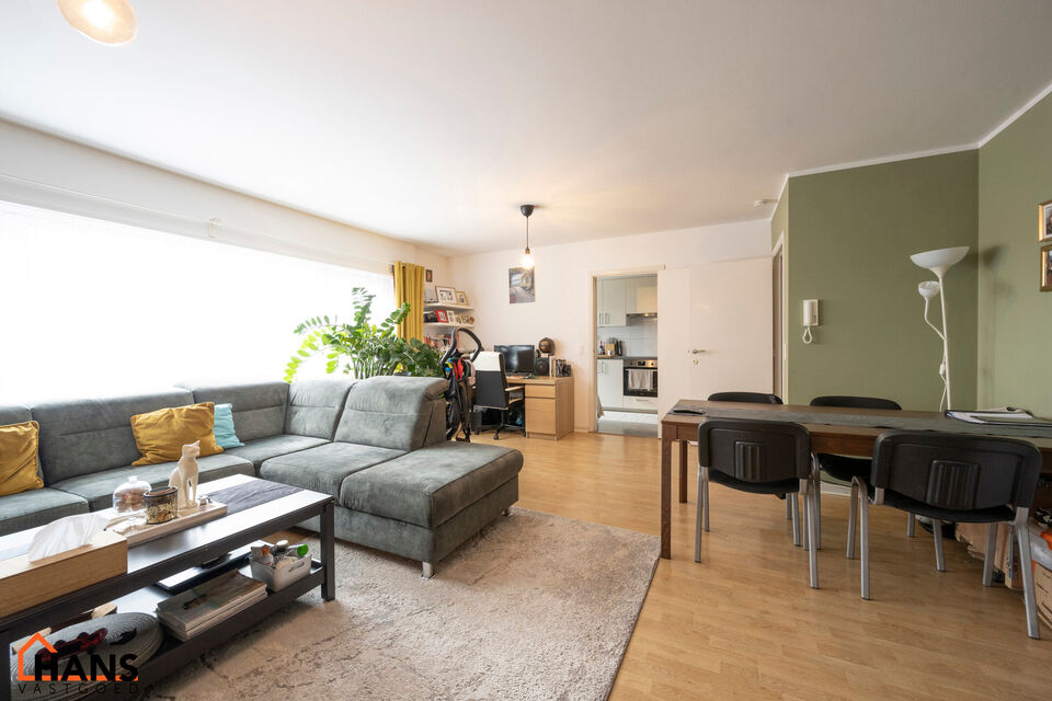 Inkomhal; apart toilet met handenwasser; leefruimte; keuken met kasten, kookplaat, dampkap, oven en ruimte voor een eigen koelkast en vaatwasser; badkamer met inloopdouche, toilet, wastafel in meubel, spiegelkast, handdoekdroger en ruimte voor wasmachine;