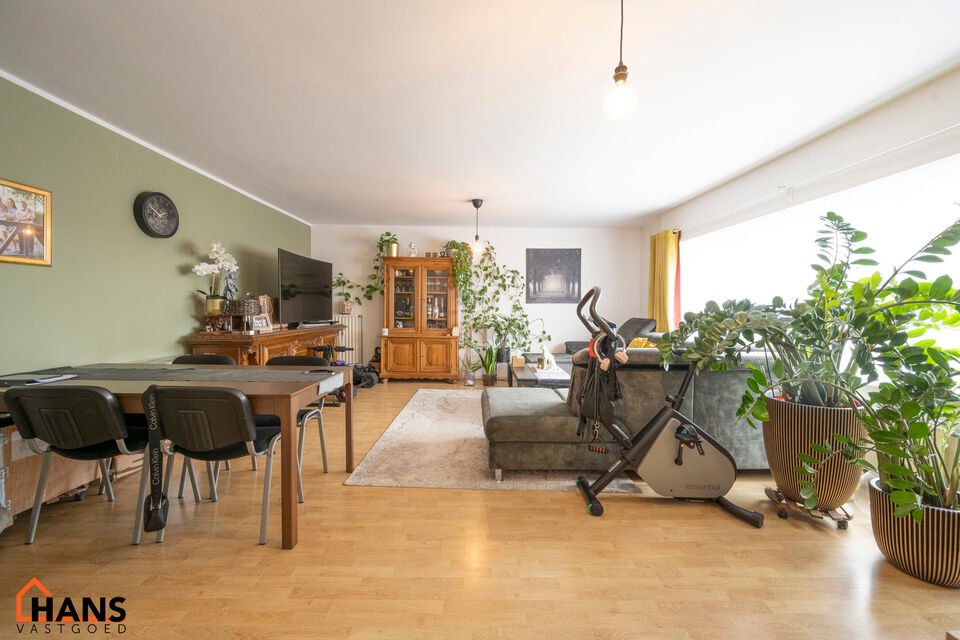 Inkomhal; apart toilet met handenwasser; leefruimte; keuken met kasten, kookplaat, dampkap, oven en ruimte voor een eigen koelkast en vaatwasser; badkamer met inloopdouche, toilet, wastafel in meubel, spiegelkast, handdoekdroger en ruimte voor wasmachine;