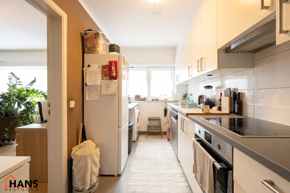 Inkomhal; apart toilet met handenwasser; leefruimte; keuken met kasten, kookplaat, dampkap, oven en ruimte voor een eigen koelkast en vaatwasser; badkamer met inloopdouche, toilet, wastafel in meubel, spiegelkast, handdoekdroger en ruimte voor wasmachine;