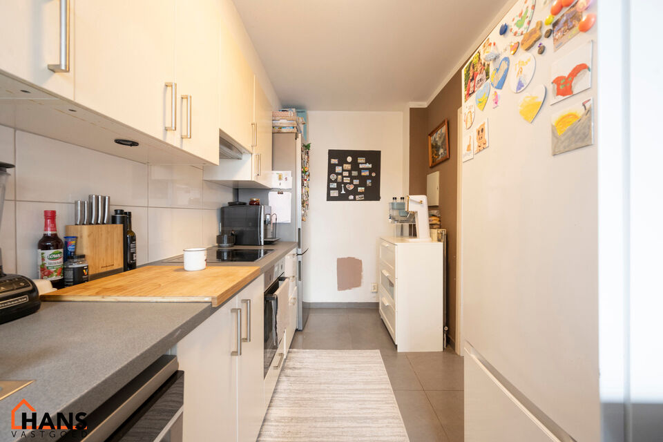 Inkomhal; apart toilet met handenwasser; leefruimte; keuken met kasten, kookplaat, dampkap, oven en ruimte voor een eigen koelkast en vaatwasser; badkamer met inloopdouche, toilet, wastafel in meubel, spiegelkast, handdoekdroger en ruimte voor wasmachine;