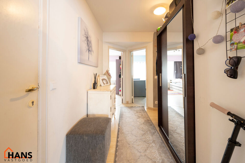 Inkomhal; apart toilet met handenwasser; leefruimte; keuken met kasten, kookplaat, dampkap, oven en ruimte voor een eigen koelkast en vaatwasser; badkamer met inloopdouche, toilet, wastafel in meubel, spiegelkast, handdoekdroger en ruimte voor wasmachine;