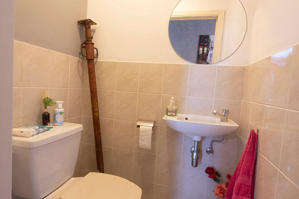 Inkomhal; apart toilet met handenwasser; leefruimte; keuken met kasten, kookplaat, dampkap, oven en ruimte voor een eigen koelkast en vaatwasser; badkamer met inloopdouche, toilet, wastafel in meubel, spiegelkast, handdoekdroger en ruimte voor wasmachine;