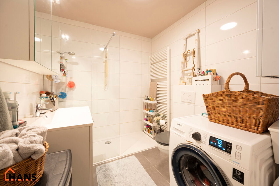 Inkomhal; apart toilet met handenwasser; leefruimte; keuken met kasten, kookplaat, dampkap, oven en ruimte voor een eigen koelkast en vaatwasser; badkamer met inloopdouche, toilet, wastafel in meubel, spiegelkast, handdoekdroger en ruimte voor wasmachine;