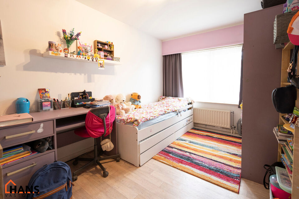 Inkomhal; apart toilet met handenwasser; leefruimte; keuken met kasten, kookplaat, dampkap, oven en ruimte voor een eigen koelkast en vaatwasser; badkamer met inloopdouche, toilet, wastafel in meubel, spiegelkast, handdoekdroger en ruimte voor wasmachine;