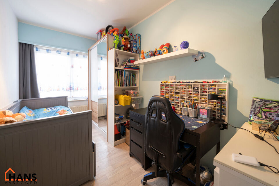 Inkomhal; apart toilet met handenwasser; leefruimte; keuken met kasten, kookplaat, dampkap, oven en ruimte voor een eigen koelkast en vaatwasser; badkamer met inloopdouche, toilet, wastafel in meubel, spiegelkast, handdoekdroger en ruimte voor wasmachine;