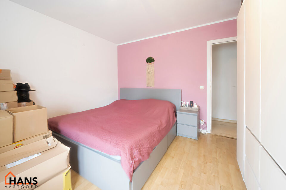 Inkomhal; apart toilet met handenwasser; leefruimte; keuken met kasten, kookplaat, dampkap, oven en ruimte voor een eigen koelkast en vaatwasser; badkamer met inloopdouche, toilet, wastafel in meubel, spiegelkast, handdoekdroger en ruimte voor wasmachine;