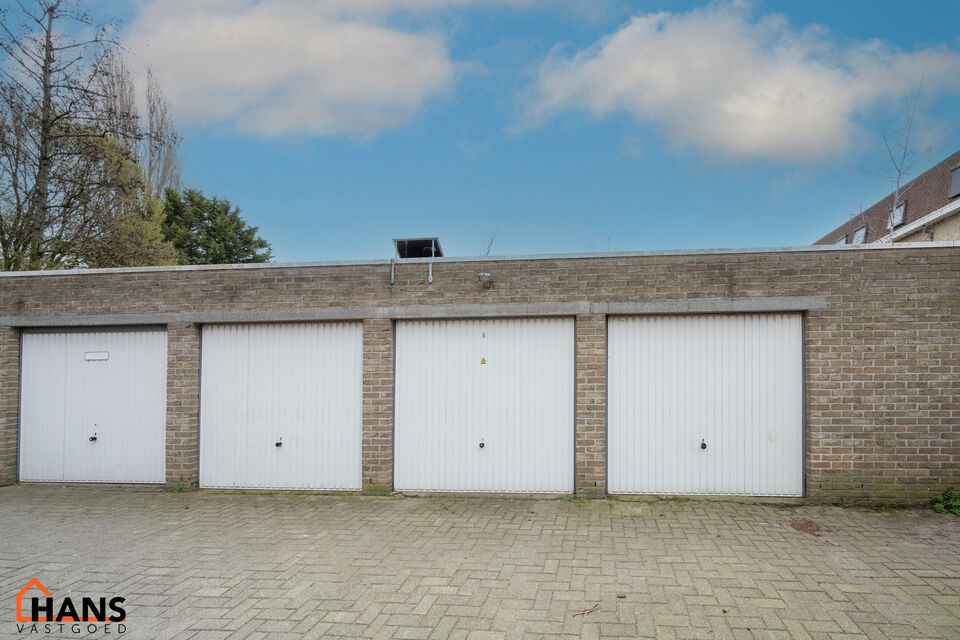 Inkomhal; apart toilet met handenwasser; leefruimte; keuken met kasten, kookplaat, dampkap, oven en ruimte voor een eigen koelkast en vaatwasser; badkamer met inloopdouche, toilet, wastafel in meubel, spiegelkast, handdoekdroger en ruimte voor wasmachine;