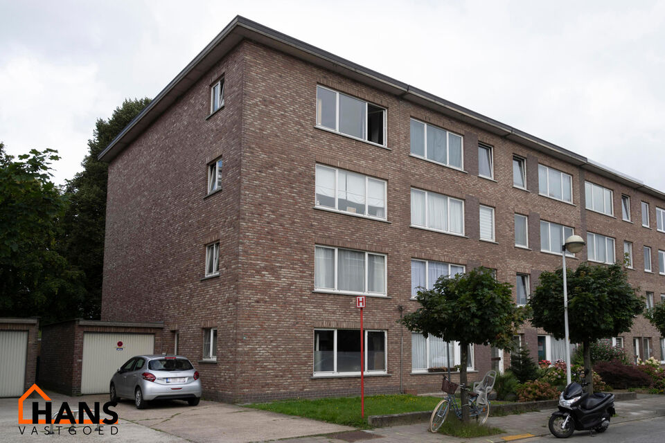 Dit appartement is gelegen op de derde verdieping zonder lift.

Indeling: inkomhal; vestiairekast; apart toilet; ingerichte badkamer; 2 slaapkamers waarvan 1 toegang geeft naar het achterliggend terras; woonkamer; deels ge&iuml;nstalleerde keuken met berging.