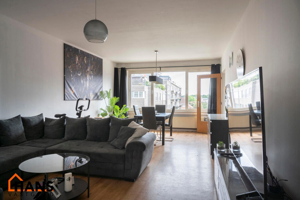 Dit appartement is gelegen op de derde verdieping zonder lift.

Indeling: inkomhal; vestiairekast; apart toilet; ingerichte badkamer; 2 slaapkamers waarvan 1 toegang geeft naar het achterliggend terras; woonkamer; deels ge&iuml;nstalleerde keuken met berging.