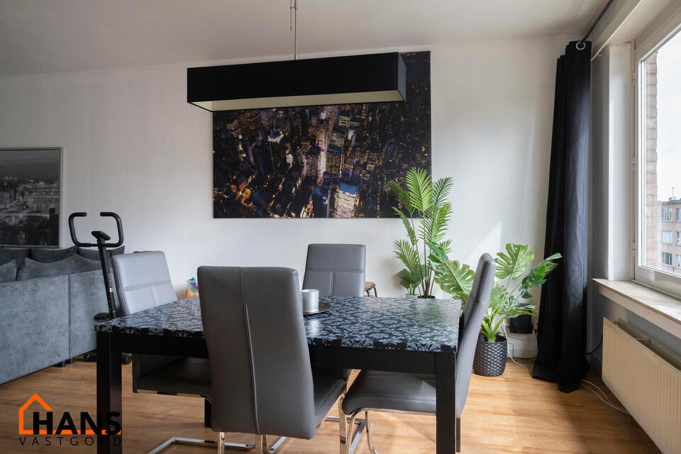 Dit appartement is gelegen op de derde verdieping zonder lift.

Indeling: inkomhal; vestiairekast; apart toilet; ingerichte badkamer; 2 slaapkamers waarvan 1 toegang geeft naar het achterliggend terras; woonkamer; deels ge&iuml;nstalleerde keuken met berging.