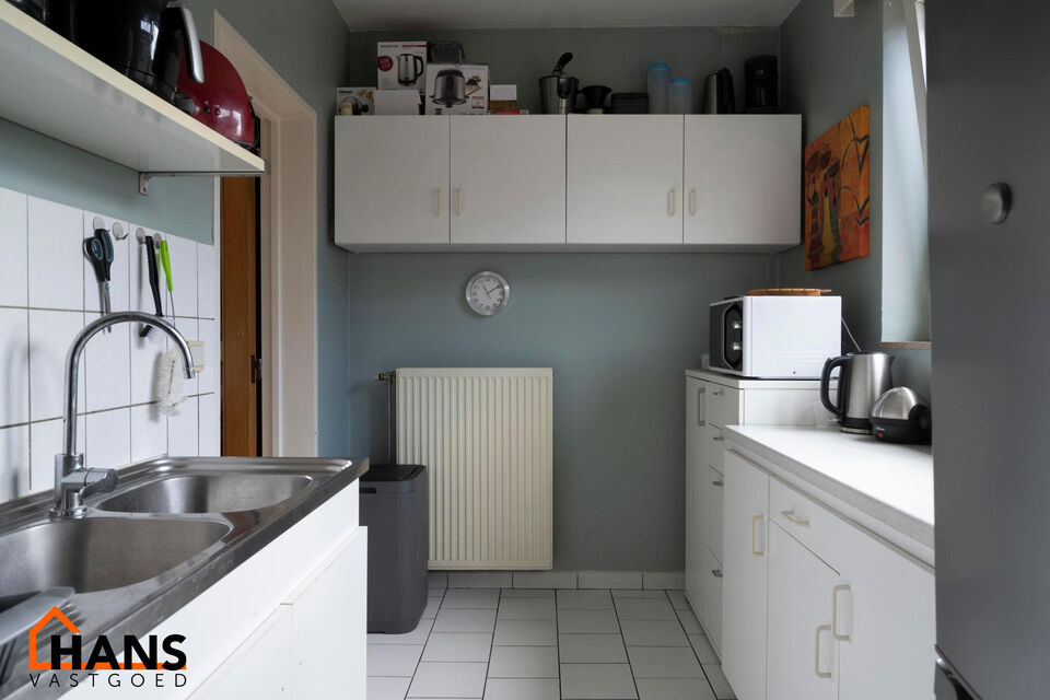 Dit appartement is gelegen op de derde verdieping zonder lift.

Indeling: inkomhal; vestiairekast; apart toilet; ingerichte badkamer; 2 slaapkamers waarvan 1 toegang geeft naar het achterliggend terras; woonkamer; deels ge&iuml;nstalleerde keuken met berging.