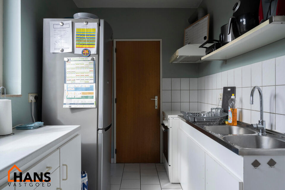 Dit appartement is gelegen op de derde verdieping zonder lift.

Indeling: inkomhal; vestiairekast; apart toilet; ingerichte badkamer; 2 slaapkamers waarvan 1 toegang geeft naar het achterliggend terras; woonkamer; deels ge&iuml;nstalleerde keuken met berging.