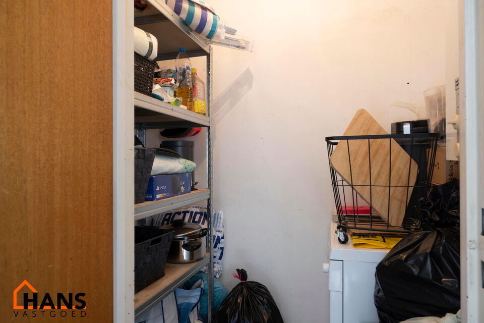 Dit appartement is gelegen op de derde verdieping zonder lift.

Indeling: inkomhal; vestiairekast; apart toilet; ingerichte badkamer; 2 slaapkamers waarvan 1 toegang geeft naar het achterliggend terras; woonkamer; deels ge&iuml;nstalleerde keuken met berging.