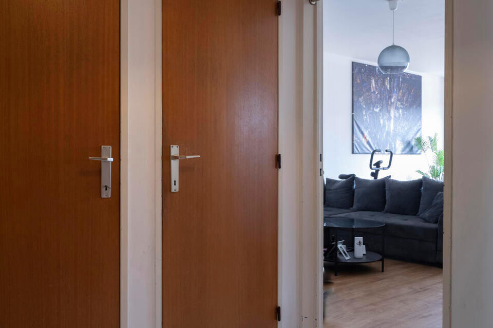 Dit appartement is gelegen op de derde verdieping zonder lift.

Indeling: inkomhal; vestiairekast; apart toilet; ingerichte badkamer; 2 slaapkamers waarvan 1 toegang geeft naar het achterliggend terras; woonkamer; deels ge&iuml;nstalleerde keuken met berging.
